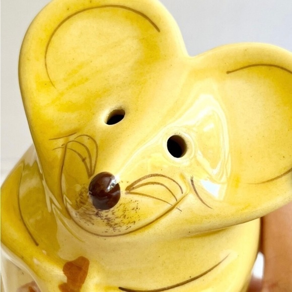 Yellow mouse holding a piece of cheese is perfect for holding Parmesan cheese. - Picture 6 of 8